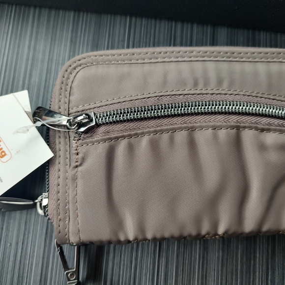 Lug Rodeo Wristlet - Picture 3 of 3